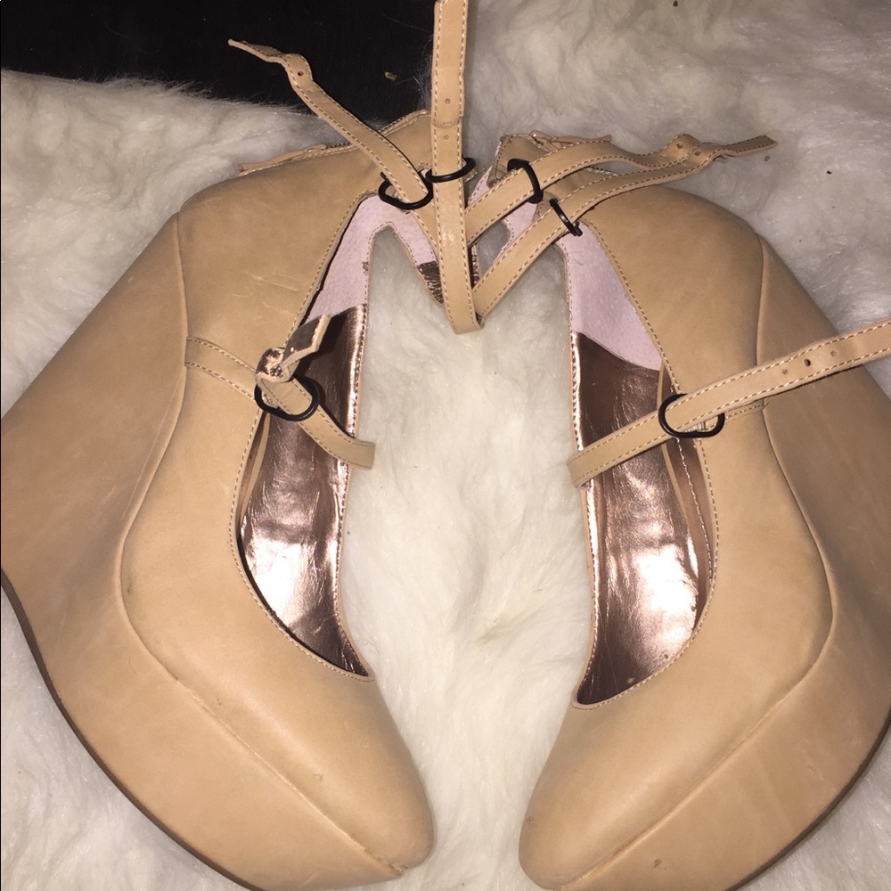 BCBG Jeffrey platform wedge. nwob